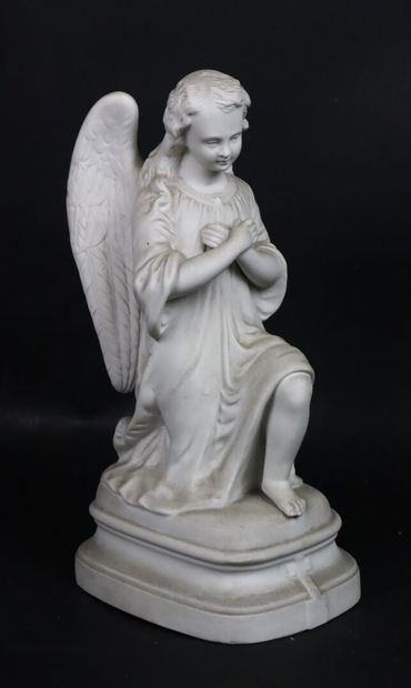 null Statue en biscuit représentant un ange agenouillé les mains jointes. 

Cachet...