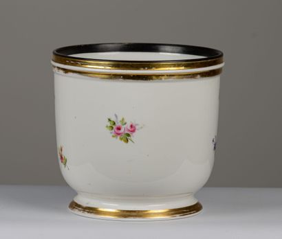 null PARIS. 

Cache pot en porcelaine à décor de fleurs et filet d'or. 

XIXème siècle.

H_...
