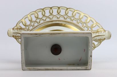 null PARIS. 

Coupe de forme navette sur piédouche en porcelaine à décor doré. 

XIXème...
