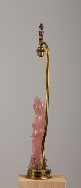null CHINE.

Statuette en quartz rose figurant une déesse du printemps. Montée en...