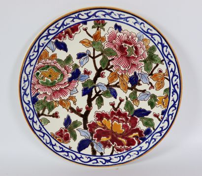 null GIEN.

Paire de plats en faïence émaillée polychrome, modèle "Pivoines".

Signés...