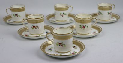 null Suite de six tasses et sous-tasses en porcelaine blanche et or à décor floral.

Fin...
