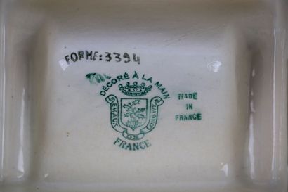 null LONGWY.

Ashtray in the shape of an armchair club, in earthenware, with decoration...