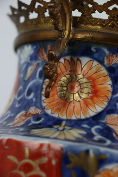 null JAPON.

Paire de vases en porcelaine à décor Imari.

La monture en métal doré.

Fin...