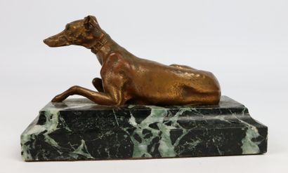 null G. CARNARI, XIXe siècle. 

Levrette en bronze. 

Socle en marbre veiné vert....