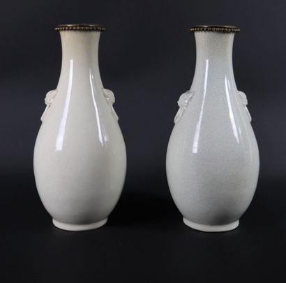 null CHINE. 

Paire de vase en porcelaine à glaçure beige craquelée. 

Les anses...
