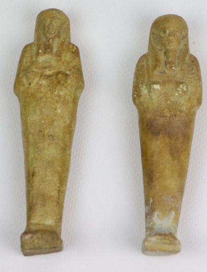 null EGYPTE.

Deux oushebti en fritte ocre. 

H_11,5 et 12 cm