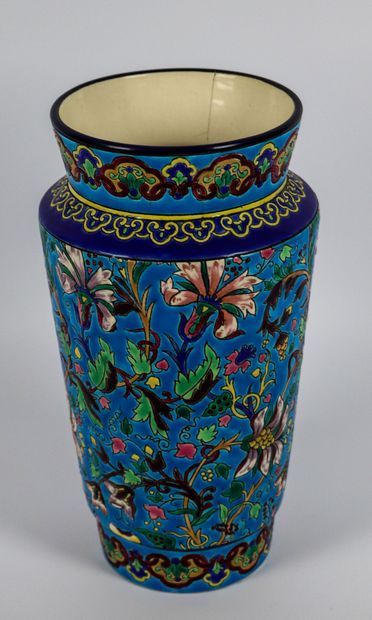 null LONGWY.

Vase en faïence à décor d'émaux polychromes floraux sur fond bleu.

H_29...