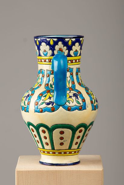null LONGWY.

Vase à deux anses en faïence et émaux polychromes en relief à décor...