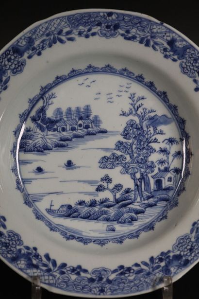 null CHINE. 

Assiette en porcelaine à décor en camaïeu de bleu de paysage.

XVIIIème...