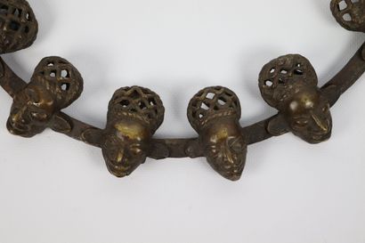 null CAMEROUN, Bamoun.

Collier de chef africain en bronze, figurant douze masques...