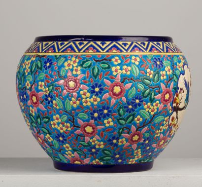 null LONGWY.

Globular earthenware and polychrome enamel cover in relief with flowers...