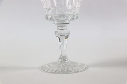 null BACCARAT. 

Suite de douze verres à vin en cristal taillé, modèle « Piccadilly ».

Marque...