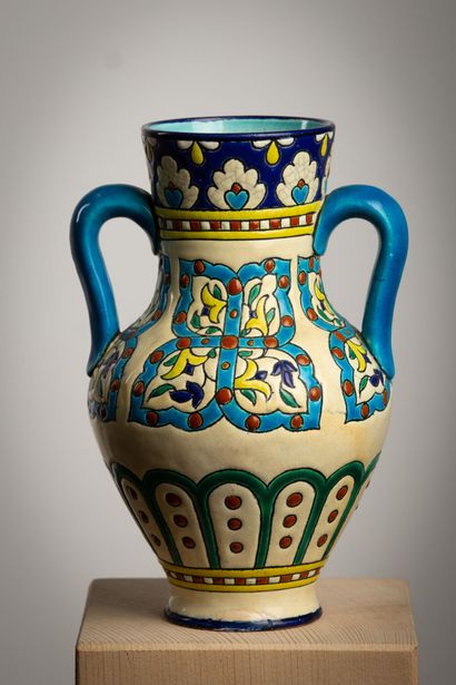 null LONGWY.

Vase à deux anses en faïence et émaux polychromes en relief à décor...