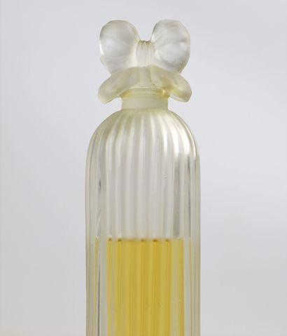 null Lucien LELONG (1889-1958).

Indiscret.

Flacon à parfum en verre blanc dépoli,...