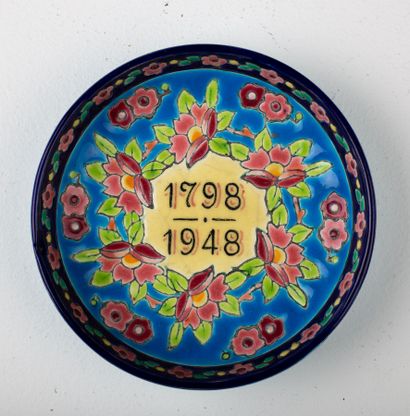null LONGWY.

Petite coupe en faïence à décor en émaux polychromes, marquée "1798-1948".

Souvenir...