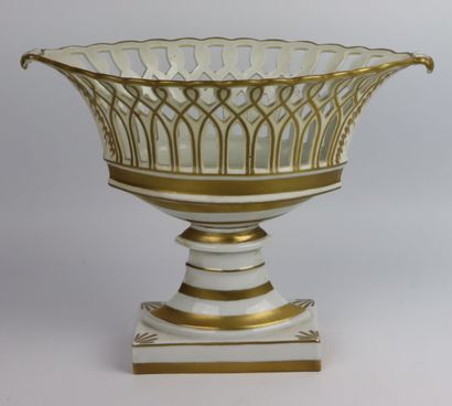 null PARIS. 

Coupe de forme navette sur piédouche en porcelaine à décor doré. 

XIXème...