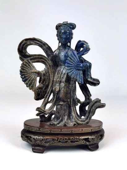 null CHINE, XIXème siècle. 

Femme à l'éventail.

Sujet en pierre dure bleue sculptée.

H(sculpture)_12,5...