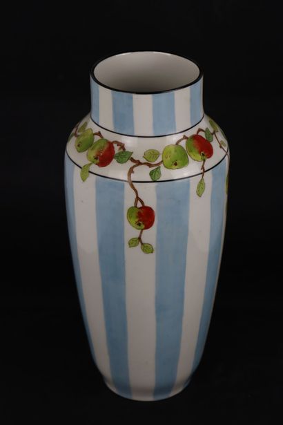 null LIMOGES, Legard 

Vase en porcelaine à décor de coings sur fond rayé blanc et...