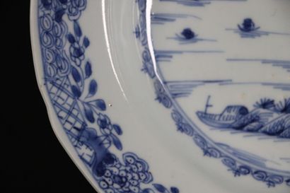 null CHINE. 

Assiette en porcelaine à décor en camaïeu de bleu de paysage.

XVIIIème...