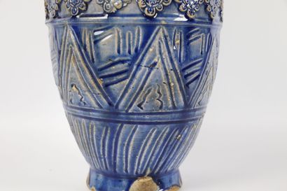 null AFRIQUE DU NORD. 

Vase à quatre anses à couverte bleue, à décor géométrique.

Première...