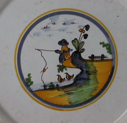 null NEVERS.

Assiette en faïence à décor polychrome d'un pêcheur.

XVIIIème siècle.

D_22,3...