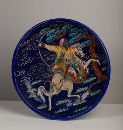 null LONGWY, decoration by Rolande RIZZI (born in 1927).

Hollow dish with a horseman...