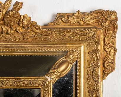null Miroir à parecloses en bois sculpté et doré, à décor de rinceau et volutes....