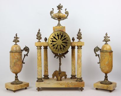 null Garniture de cheminée en marbre jaune de Sienne et bronze comprenant une pendule...