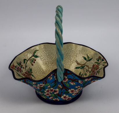 null 
LONGWY.




Earthenware basket decorated with polychrome enamels, the circumference...
