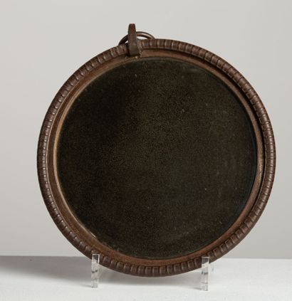null Miroir circulaire, le cadre en fer strié.

XXème siècle.

D_22 cm