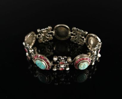 null Bracelet en argent orné de cinq turquoises émaillées, de rubis et de perles....