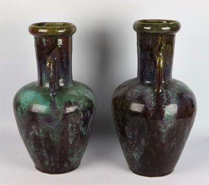 null EUGENE LION (1826-1883)

Paire de vases de forme amphore en grès à glaçure bleue...