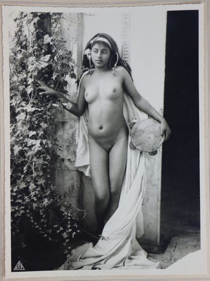 null Réunion de six tirages photographiques présentant des femmes dénudées en Tunisie....