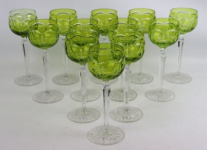 null Suite de douze verre à vin en cristal du Rhin type bohème, teinté vert-jaune.

XXème...