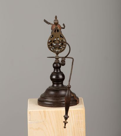 null Rouet de table, à manivelle, en bois et fer.

XIXème siècle.

H_ 23 cm L_ 34,5...