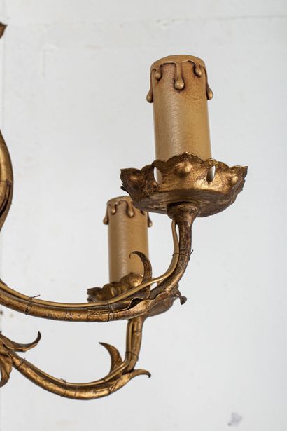 null Lustre en bronze doré à dix bras de lumière, à décor de dragons et feuillages....