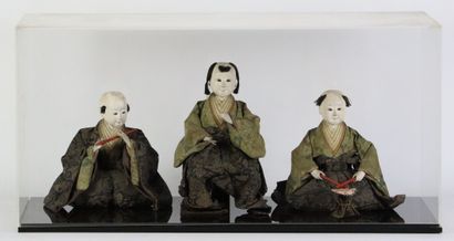 null Vitrine rectangulaire en plexiglas contenant trois poupées japonaises en composition...