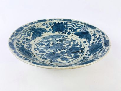 null CHINE, XIXème siècle.

Grand plat creux en porcelaine émaillée à décor blanc-bleu...