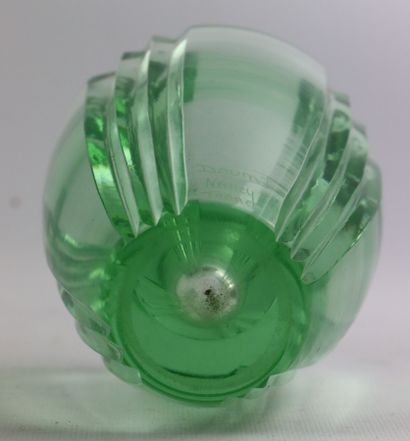 null DAUM Nancy France.

Vase en cristal teinté vert.

Marque en bas. 

Années 1930.

H_14,5...