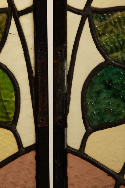null Deux paires de vitraux à décor de fleurs polychromes et tiges formant l'encadrement.

Epoque...