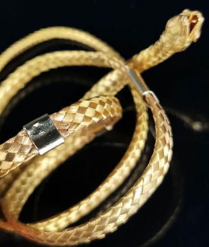 null Bracelet en or jaune figurant un serpent orné de deux pierres rouges formant...