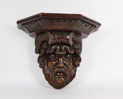 8 Petite console d'applique en bois sculpté à décor de mascaron de barbu.

Italie,...