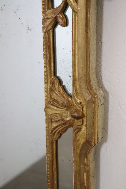 null Important miroir à parecloses et à fronton en bois sculpté et doré, le fronton...