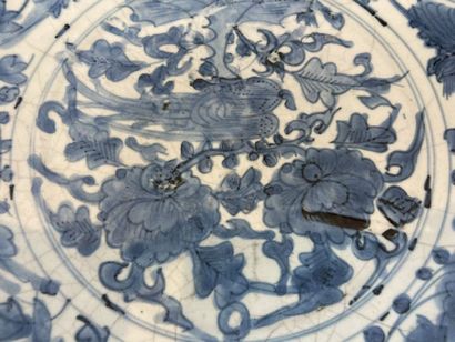null CHINE, XIXème siècle.

Grand plat creux en porcelaine émaillée à décor blanc-bleu...