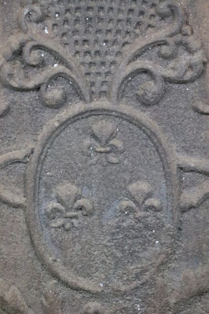 null Plaque de cheminée en fonte à décors du pavillon du roi de France cerné de lions...