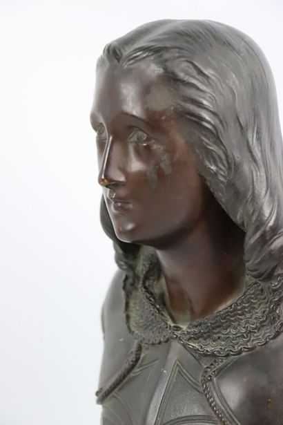 null Auguste J. CARRIER (1800-1875).

Buste de Jeanne d'Arc.

Bronze à double patine...