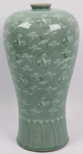 null COREE.

Vase en porcelaine céladon.

Marque au revers.

H_ 31 cm, éclat au ...