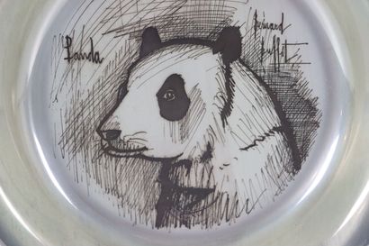 null Bernard BUFFET (1928-1999). 

Panda - 1974. 

Assiette en argent à décor gravé...