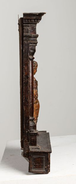 null Bas-relief en bois sculpté figurant une Vierge à l'Enfant.

Epoque XIXème siècle.

Elle...